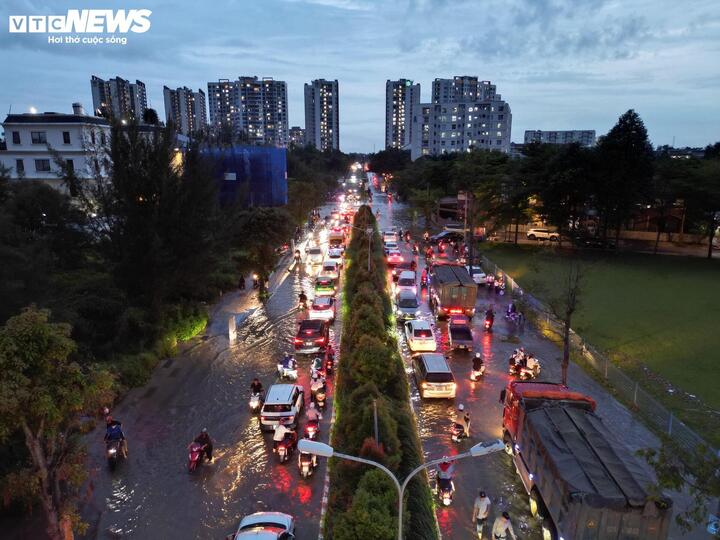 Mưa lớn kết hợp triều cường đang khiến nhiều khu vực của TP.HCM ngập nặng chiều 5/11.