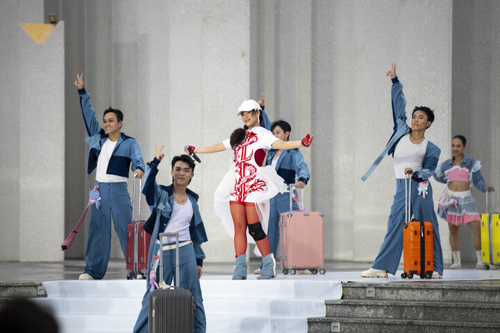 2025년 베트남 아이콘 패션 투어 무대에 선 16세 가수 벨라 부.