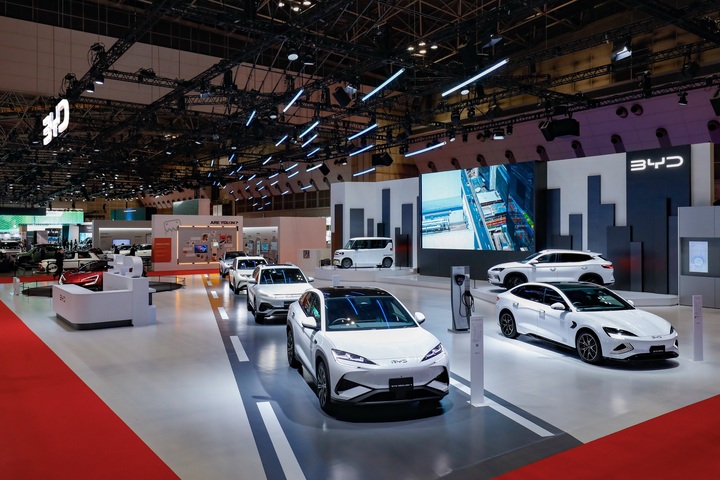 BYD cũng trưng bày phiên bản nâng cấp của các mẫu xe BYD ATTO 3, BYD Dolphin, BYD Seal và siêu xe YangWang U9 đến từ thương hiệu cao cấp YangWang. (Ảnh: BYD)