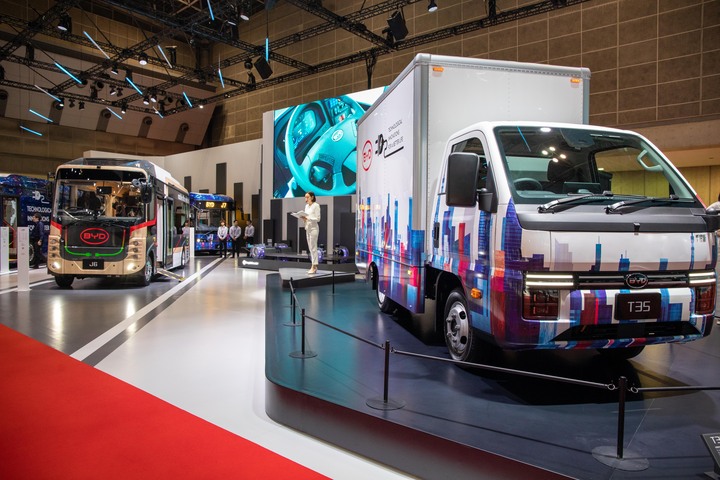 Mẫu xe tải điện BYD T35 bản thùng kín (phải) tại Japan Mobility Show 2025. (Ảnh: BYD)