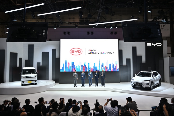 Tâm điểm tại gian hàng của BYD ở triển lãm Japan Mobility Show 2025 thuộc về 2 mẫu xe BYD Racco và BYD và BYD Sealion 6 DM-i. (Ảnh: BYD)