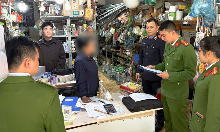 Cơ quan Công an thi hành lệnh khám xét tại cửa hàng bà C.T.G. (Ảnh: Công an tỉnh Cao Bằng)