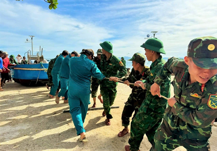 Bộ Chỉ huy Quân sự tỉnh Gia Lai hỗ trợ người dân xã đảo Nhơn Châu (Gia Lai) gia cố, chằng chống tàu thuyền vào bờ.