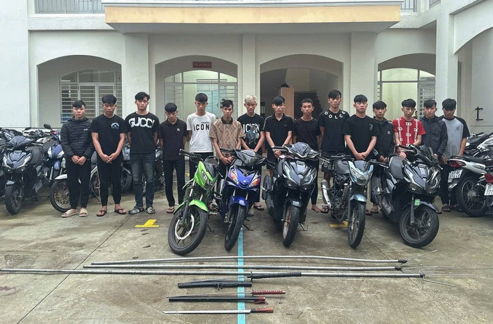 Nhóm côn đồ bị bắt giữ. (Ảnh: C.A)