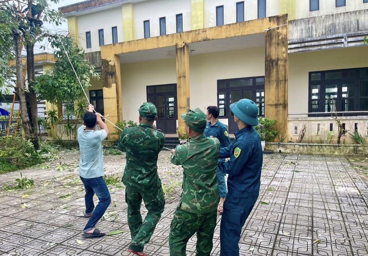 Tại Đà Nẵng, trước thềm bão số 13 đổ bộ, Đồn Biên phòng Cửa khẩu cảng Kỳ Hà triển khai cán bộ, chiến sĩ hỗ trợ chằng chống nhà cửa, cắt tỉa cây xanh tại Trường Mẫu giáo Bình Minh, Trường Tiểu học Trần Quốc Toản và các hộ dân trên địa bàn thôn Xuân Trung, xã Núi Thành.