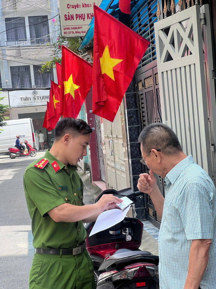 Công an cấp xã đến nhà người dân để thu thập thông tin còn thiếu liên quan đến xe, chủ xe để bổ sung, cập nhật)