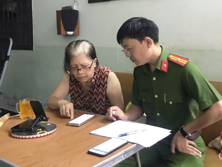 Công an TP.HCM đến từng nhà để rà soát, đối chiếu, thu thập thông tin xe và chủ xe. (Ảnh: CACC)