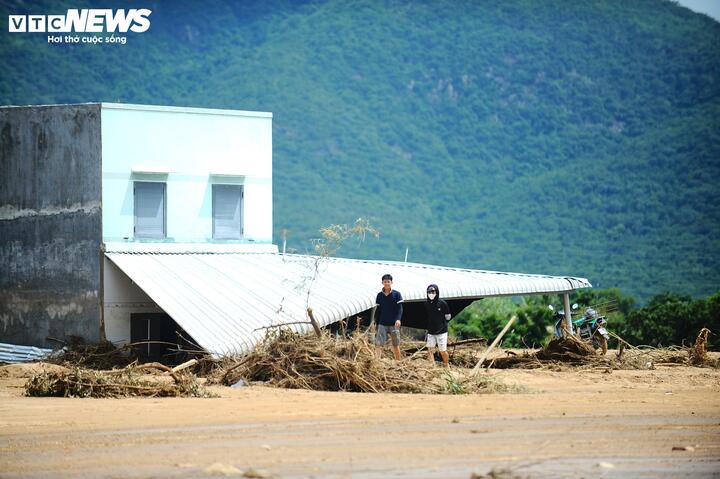 Căn nhà của ông Hào bị bùn đất vùi sâu, hư hỏng nặng nề.