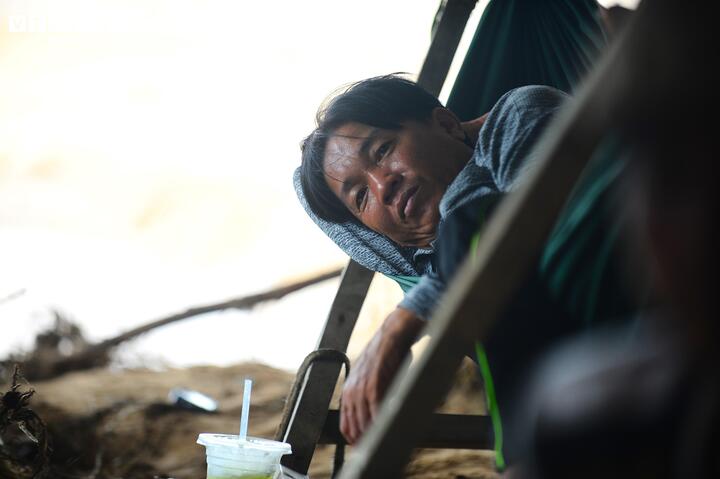 Ánh mắt thất thần của ông Hào khi toàn bộ tài sản mất sạch chỉ sau 1 đêm.