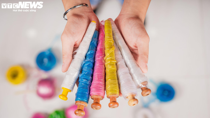 Nilon được xử lý và se thành sợi để đưa vào máy dệt, tạo nên chất liệu mới cho sản phẩm tái chế.