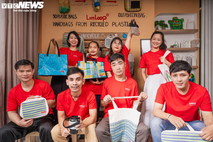 Hằng (bên phải, phía trên) cùng các cộng sự là người khuyết tật.