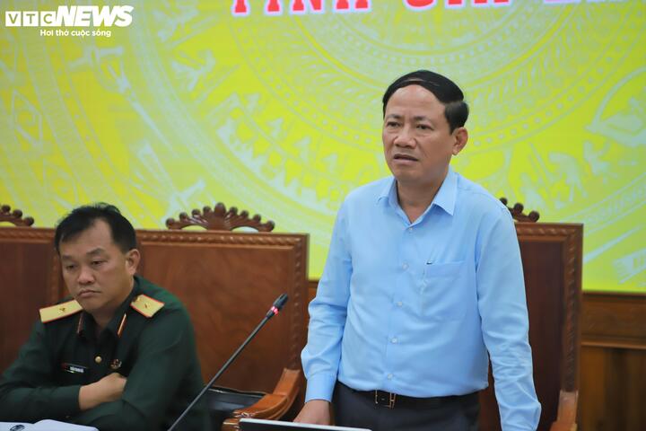 Ông Phạm Anh Tuấn, Chủ tịch UBND tỉnh, Trưởng ban Chỉ huy Phòng thủ dân sự tỉnh Gia Lai chỉ đạo địa phương với tinh thần quyết liệt ứng phó cơn bão số 13.