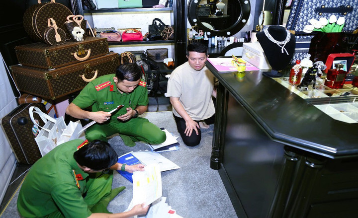 Cơ quan điều tra khám xét nhà của ông Nguyễn Quốc Vũ. (Ảnh: Công an Đồng Nai)