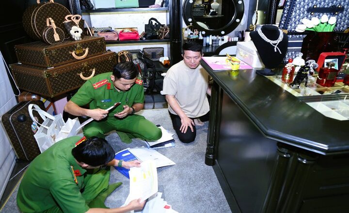 Công an Đồng Nai khám xét nhà vợ chồng ca sĩ Đoàn Di Băng.