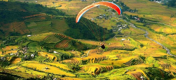 Nhảy dù ở đèo Khau Phạ và ngắm nhìn những thửa ruộng bậc thang vàng óng dưới ánh mặt trời là trải nghiệm đáng nhớ với nhiều du khách.