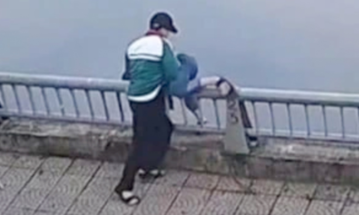 Hình ảnh nam sinh hất bạn của mình xuống hồ nước. (Ảnh: Cắt từ clip)