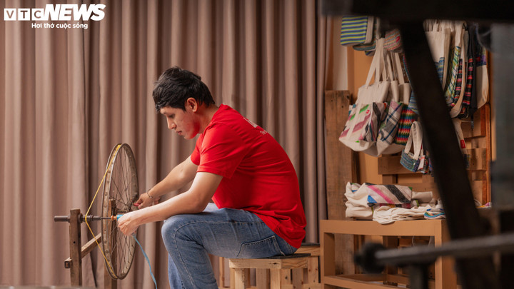 Nhân viên Limart tham gia tái chế nilon.