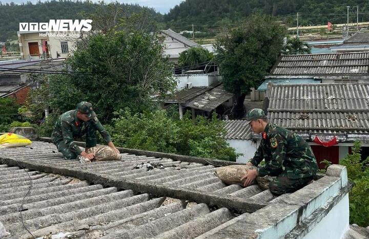 Theo Trung tâm khí tượng thuỷ văn quốc gia, đặc khu Lý Sơn (tỉnh Quảng Ngãi) là một trong những vùng chịu tác động gió bão nguy hiểm đầu tiên và mạnh nhất của bão số 13. Gió bão số 13 tại khu vực đặc khu Lý Sơn có thể đạt cấp 12, thậm chí cao hơn và giật cấp 14-15.