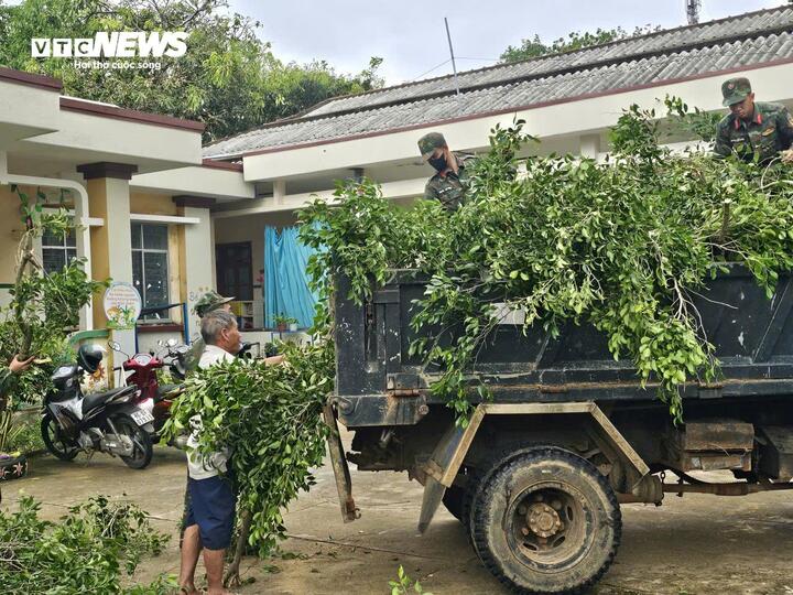 Chính quyền đặc khu Lý Sơn đang khẩn trương kiểm tra, gia cố nhà cửa, trụ sở, trường học, trạm y tế, hệ thống điện, thông tin liên lạc, cắt tỉa cây xanh. Chuẩn bị đầy đủ phương tiện, vật tư, lương thực, thuốc men sẵn sàng cho công tác cứu hộ, cứu nạn khi có tình huống xảy ra.