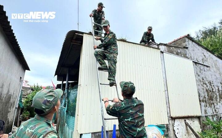 Từ sáng nay (5/11), hàng trăm cán bộ, chiến sĩ thuộc lực lượng biên phòng đóng trên địa bàn đặc khu Lý Sơn đã có mặt tại các nhà dân trên đảo để hỗ trợ chằng chống nhà cửa trước khi bão số 13 đổ bộ.