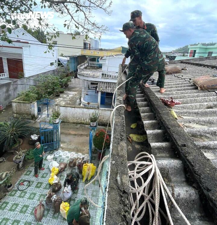 Công tác chằng chống nhà cửa giúp bà con ở đặc khu Lý Sơn đang được triển khai một cách khẩn trương.