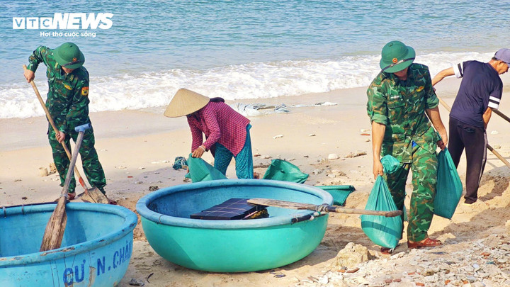 "Trước dự báo gió bão rất mạnh, xã đã cho khảo sát các nhà kém kiên cố, nhà ở khu vực mặt tiền và triển khai dân quân tham gia hỗ trợ người dân xúc cát, đổ nước dằn mái tôn chống lật. Dự kiến việc giằng néo nhà cửa sẽ hoàn thành trong buổi chiều hôm nay", ông Dương Hiệp Hưng cho hay.