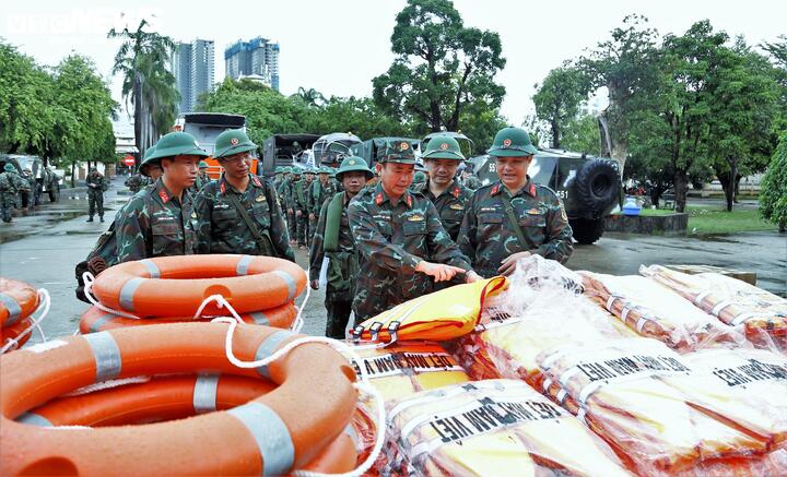 Lực lượng quân đội tỉnh Gia Lai chuẩn bị sẵn sàng để cơ động xuống các địa bàn xung yếu, hỗ trợ người dân phòng chống bão cuồng phong Kalmaegi.