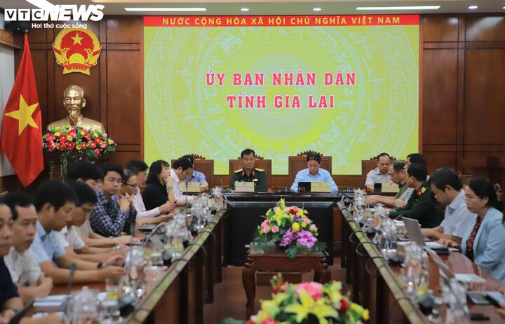 UBND tỉnh Gia Lai họp trực tuyến với lãnh đạo các xã, phường công tác ứng phó bão số 13 (Kalmaegi) sáng nay.