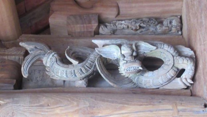 Hình tượng cá hóa Rồng tại Đình Đông Viên (Ba Vì) là biểu tượng sâu sắc cho khát vọng bứt phá của cha ông ta thời lập quốc. Nó chứa đựng lời thề về sự nỗ lực vượt qua gian khó, tìm tòi tri thức để xây dựng cuộc sống ấm no và đưa xã hội người Việt ở thuở sơ khai tiến lên một nấc thang văn minh mới. (Ảnh: bahviet18.com)