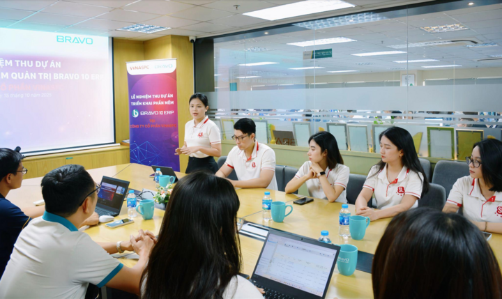 ທ່ານ​ນາງ ຫງວຽນ​ເຟືອງ​ລິງ, ຮອງ​ຜູ້​ອຳ​ນວຍ​ການ​ຜູ້​ຮັບ​ຜິດ​ຊອບ​ການ​ເຄື່ອນ​ໄຫວ, ຜູ້​ອຳ​ນວຍ​ການ​ໂຄງ​ການ ERP ຂອງ VINASPC ກ່າວ​ຄຳ​ເຫັນ​ທີ່​ພິ​ທີ​ຮັບ​ຮອງ​ໂຄງ​ການ​ນຳ​ໃຊ້​ລະ​ບົບ​ຄຸ້ມ​ຄອງ​ວິ​ສາ​ຫະ​ກິດ BRAVO 10 ERP.