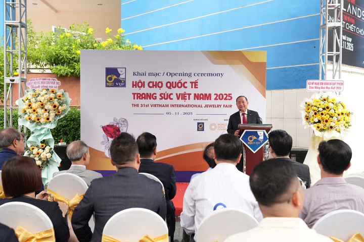 Ông Nguyễn Văn Dưng - Chủ tịch Hội Mỹ nghệ Kim hoàn - Đá quý TP.HCM phát biểu khai mạc.