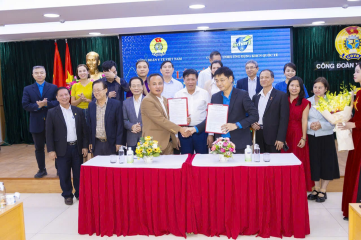 Trước đó, Thứ trưởng Bộ Y tế Đỗ Xuân Tuyên chứng kiến lễ ký kết thỏa thuận hợp tác giữa Công đoàn Y tế Việt Nam và Công ty TNHH Ứng dụng Khoa học Công nghệ Quốc tế (Smart A) do ông Hà Văn Nam – Giám đốc Công ty đại diện ký kết.