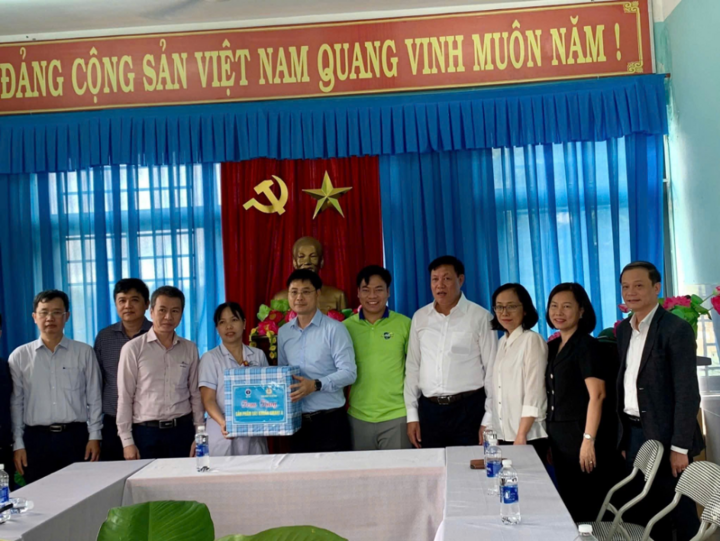 Đoàn Công tác trao tặng tại Trung tâm Y tế xã Bà Nà.