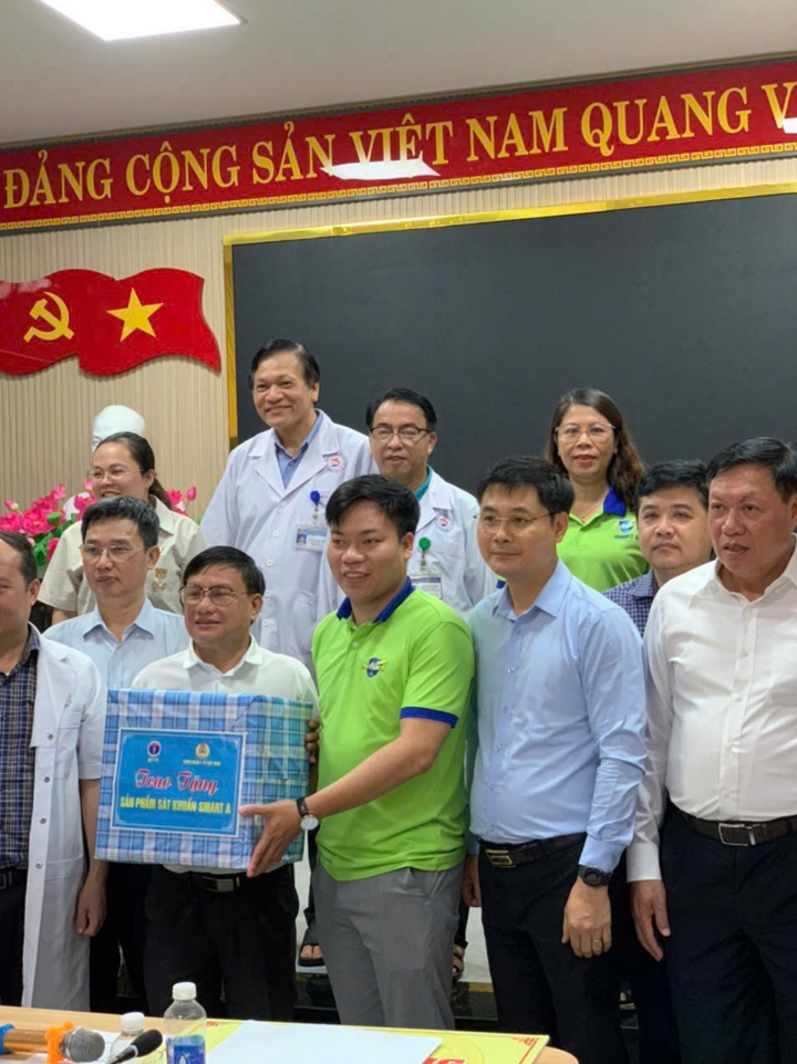 Đoàn công tác trao tặng sản phẩm Smart A tại Bệnh viện Đa khoa Khu vực Quảng Nam.