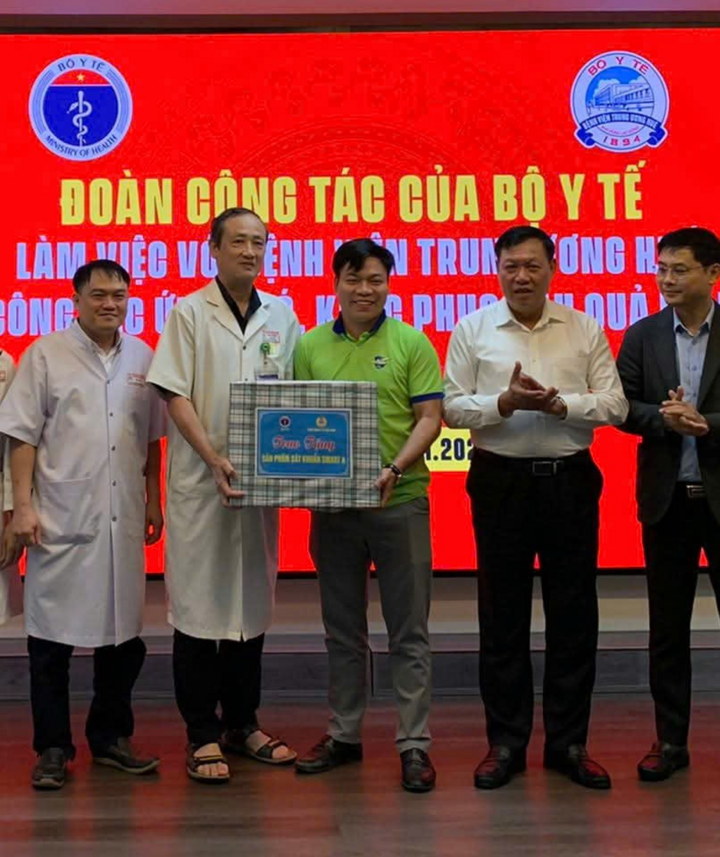 Đoàn Công tác trao tặng sản phẩm Smart A tại Bệnh viện Trung ương Huế.
