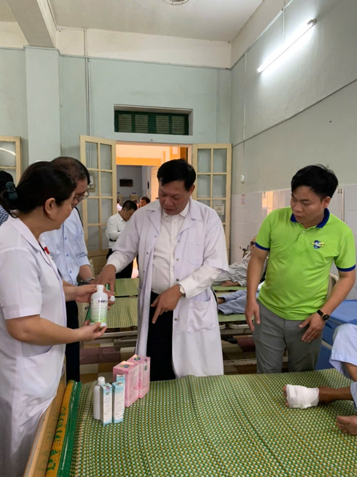 Thứ trưởng Đỗ Xuân Tuyên cùng đoàn Công tác thăm hỏi động viên, trao tặng các phần quà ý nghĩa tại Trung tâm y tế Phú Xuân