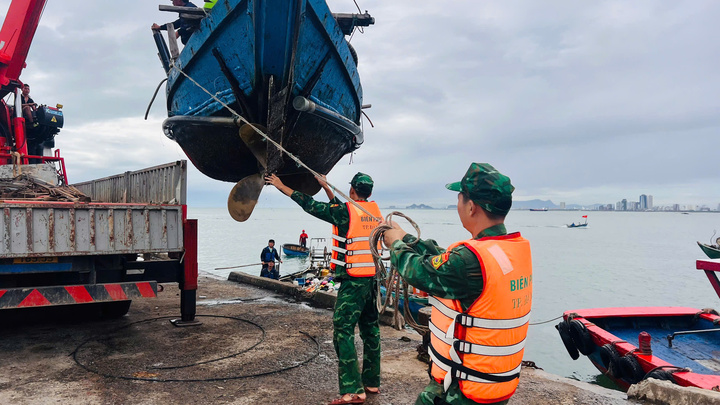 Tàu thuyền được cẩu lên bờ để đưa đến vị trí tránh trú an toàn.