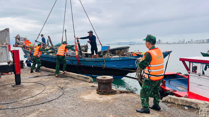 Cũng trong sáng nay, Đồn Biên phòng Sơn Trà giúp ngư dân dân đưa tàu thuyền lên bờ trú bão.