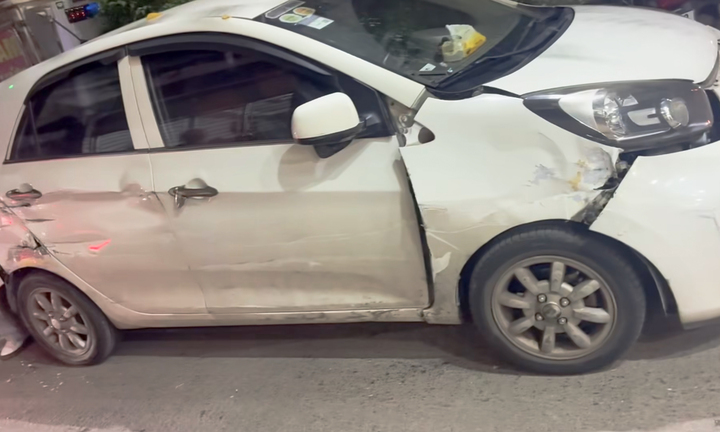 Ô tô con bị xe tải tông trúng trong ngõ 197 Hoàng Mai, Hà Nội. (Ảnh: NDCC)