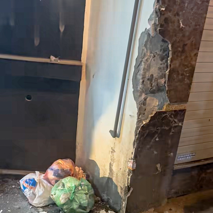 Xe tải đâm vỡ tường nhà dân trong ngõ 197 Hoàng Mai. (Ảnh: NDCC)