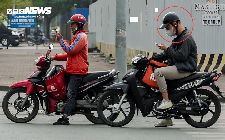 Nhiều tài xé dùng điện thoại nghe nhạc ngang nhiên giữa đường. (Ảnh: Ngô Nhung)