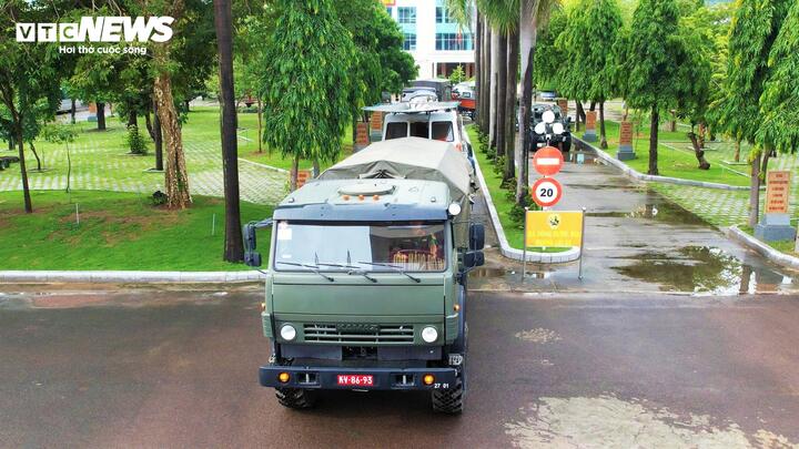 Lực lượng quân đội cơ động phương tiện, trang thiết bị ứng phó bão số 13.