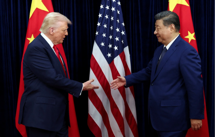 Tổng thống Mỹ Donald Trump và Chủ tịch Trung Quốc Tập Cận Bình trao đổi khi rời khỏi cuộc họp song phương tại Sân bay Quốc tế Gimhae (Hàn Quốc). (Ảnh: Reuters)