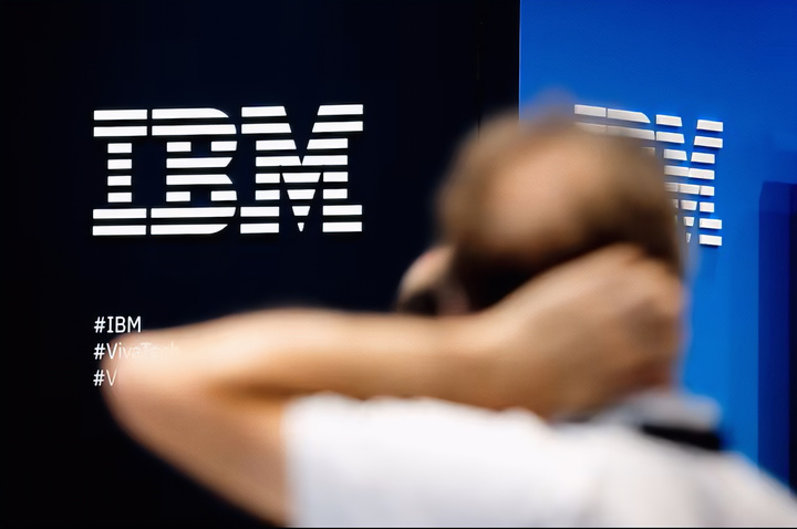 ស្លាកសញ្ញាក្រុមហ៊ុន IBM ត្រូវបានថតនៅក្នុងកិច្ចប្រជុំកំពូលបច្ចេកវិទ្យា Viva Tech និងការចាប់ផ្តើមអាជីវកម្មនៅទីក្រុងប៉ារីស ប្រទេសបារាំងក្នុងឆ្នាំ 2018។ (ប្រភព៖ Reuters)