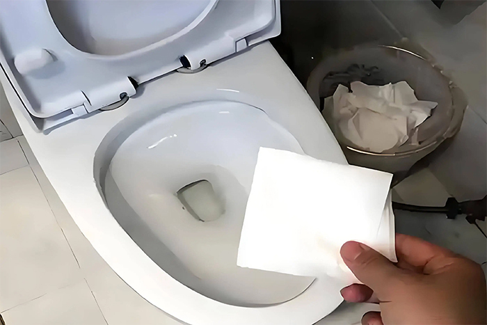 Bỏ giấy vệ sinh vào thùng rác dễ gây nhiễm khuẩn trong phòng WC. (Ảnh: Sohu)