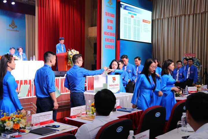 Đại biểu bỏ phiếu bầu Ban Chấp hành Đoàn Tổng công ty Thuốc lá Việt Nam khóa V, nhiệm kỳ 2025–2030.