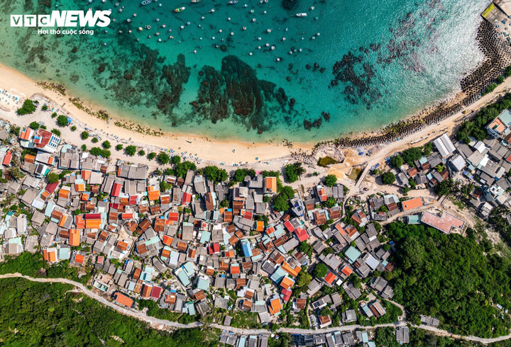 Theo UBND xã Nhơn Châu, hiện toàn xã có khoảng 50 hộ cần sơ tán với 150 nhân khẩu, xã đã chuẩn bị 20 địa điểm cho bà con tới nơi an trú. Ngoài ra, trên xã đảo còn có một công trình hầm tránh trú kiên cố quy mô 2.000 người, trong tình huống gió bão quá mạnh sẽ đưa người dân xuống đây tránh trú.