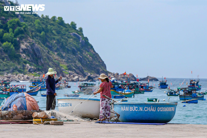 Để đảm bảo ổn định nguồn cung lương thực thực phẩm,xã chuẩn bị 15 tấn gạo, 4 tấn hàng dự trữ của lực lượng vũ trang và hơn 500 thùng mì tôm, sẵn sàng bảo đảm nhu cầu thiết yếu trong thời gian bão đổ bộ.