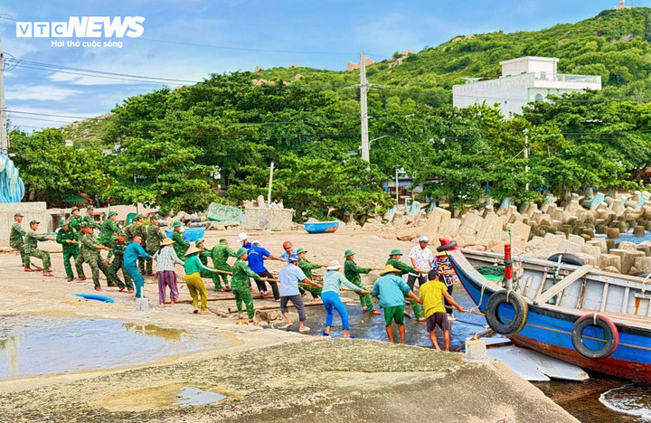 Ngày 5/11, công tác phòng, chống cơn bão số 13 được triển khai gấp rút trên mọi khu vực xã đảo.