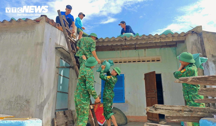 Dân xã đảo ở Gia Lai chằng chống nhà, kéo tàu thuyền vào bờ tránh bão Kalmaegi - 6